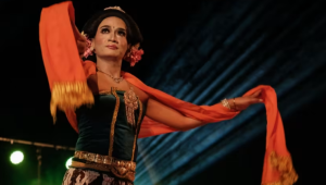 Penari Indonesia menganut adat tarik kuno dengan menjaga ritme.
